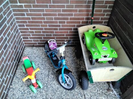 Ein Teil der Kinderfahrzeuge und Hundebollerwagen...