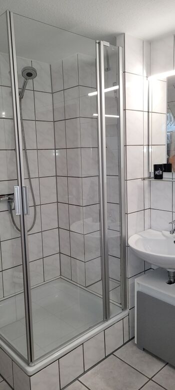 ...und nagelneuer Zweiflügeltür Duschkabine