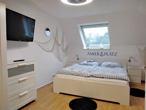 DG - Modernes Schlafzimmer mit TV im maritimen Look