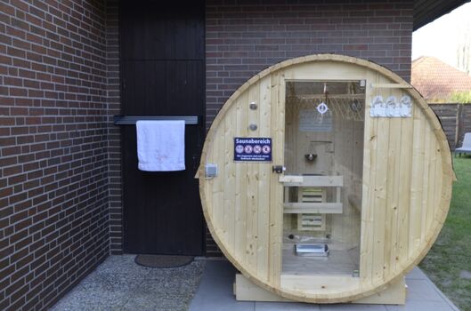 FassSauna und daneben ein Handtuchhalter
