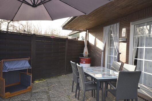 Terasse mit 6 Stühlen, einen Hundestrandkorb und ein Stehfaß