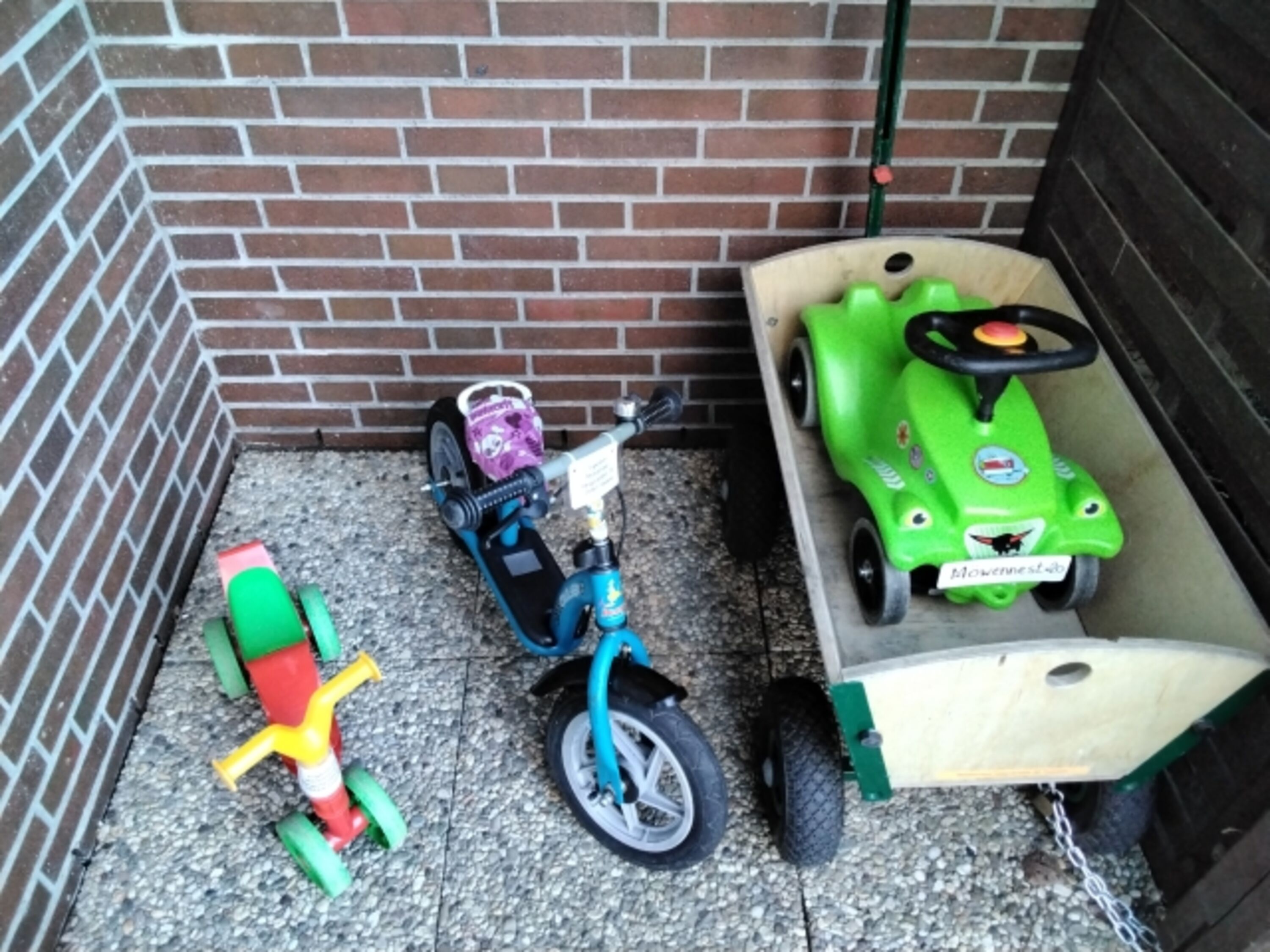 Ein Teil der Kinderfahrzeuge und Hundebollerwagen...