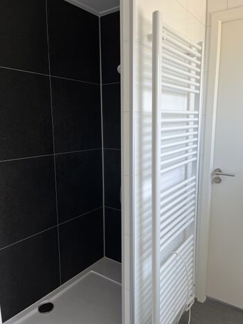 Bad-en-Suite mit Rainshower-Dusche 