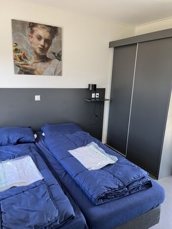 und großem Kleiderschrank