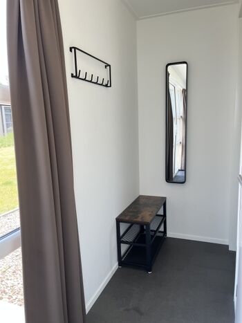 Flur mit Spiegel und Garderobe