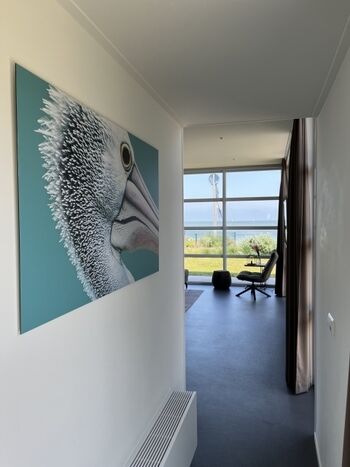 Eingang ins Chalet und Flur mit stilvollen Bildern