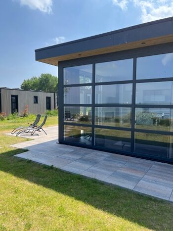 ...zwei Sonnenliegen auf der Terrasse