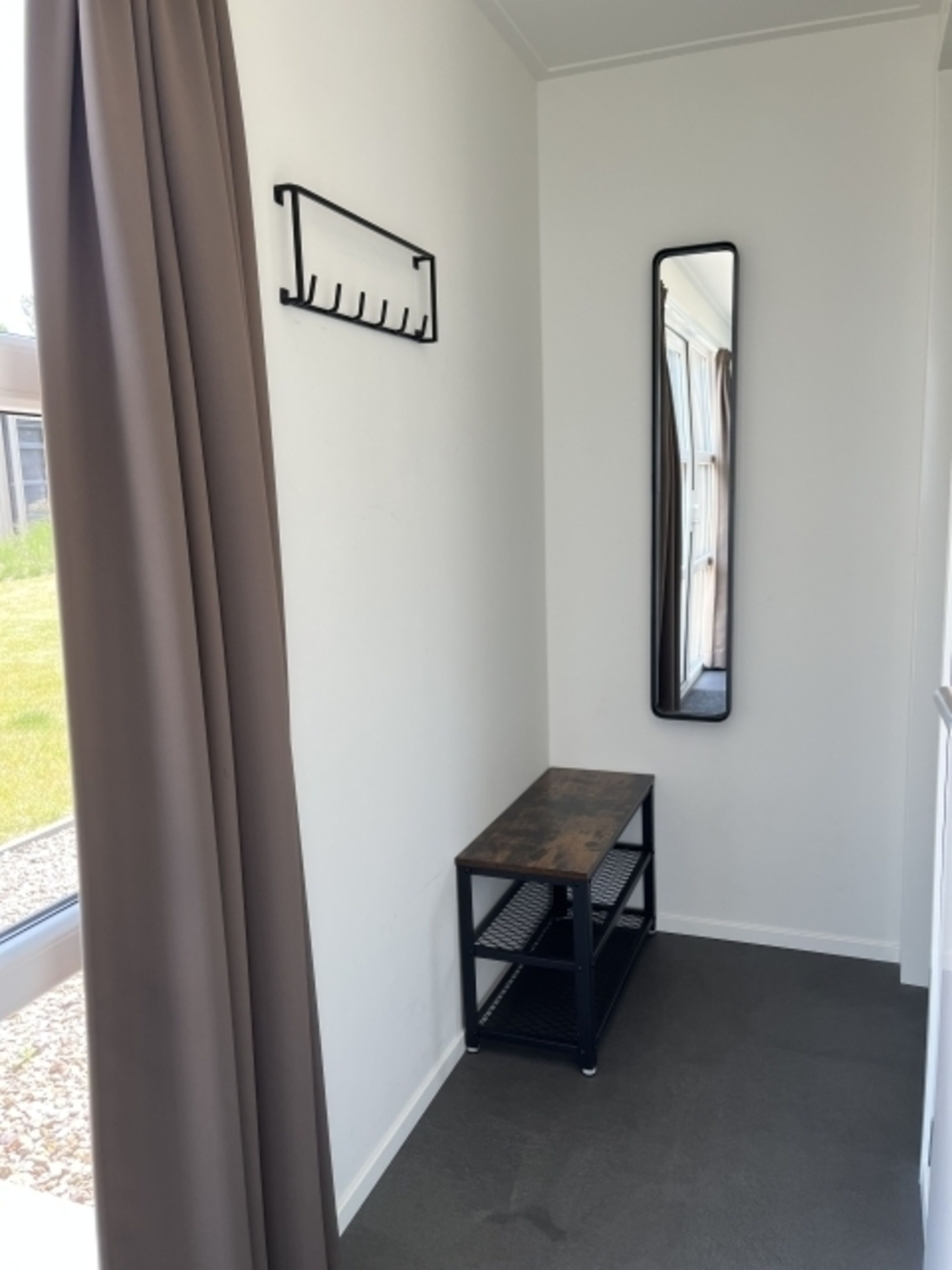 Flur mit Spiegel und Garderobe