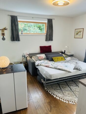 bequemes Ausziehsofa im Wohnzimmer, Verdunkelunsvorhänge, Insektennetze