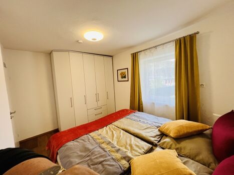 Schlafzimmer mit großem Wandschrank, Insektenschutz, Aussenrollo