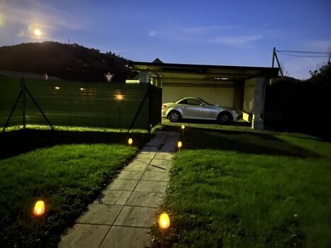 Aussicht vom Haus über Garten, Garage zum Mattelsberg bei Vollmond