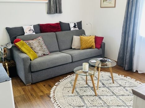 bequemes Ausziehsofa im Wohnzimmer