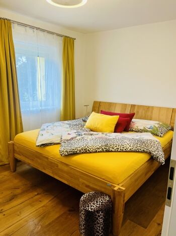 bequemes Bett aus Eichenholz im Schlafzimmer, Aussenrollo, Insektennetz, Deckenventilator