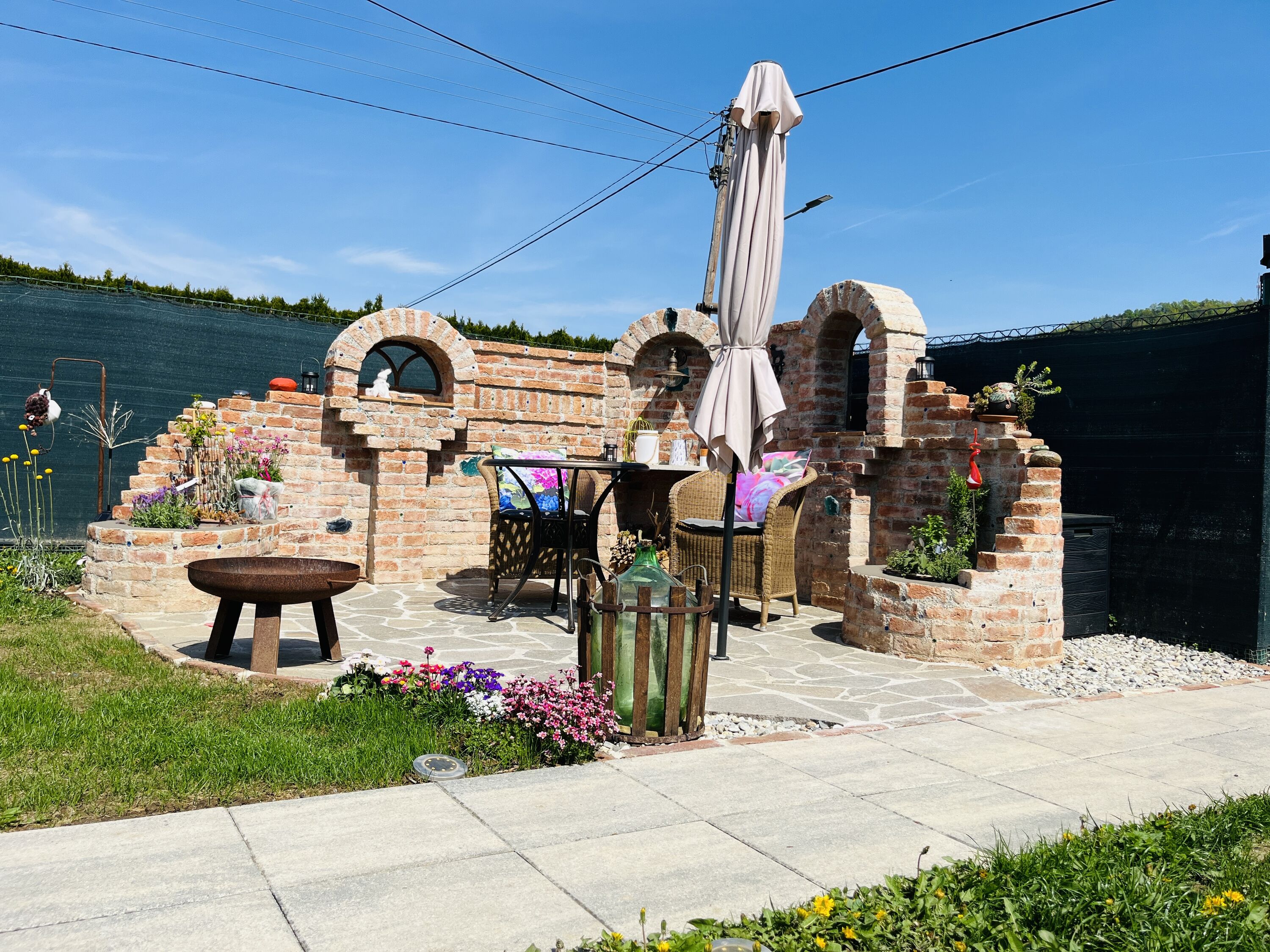 wunderschöner Sonnensitzplatz mit Feuerstelle