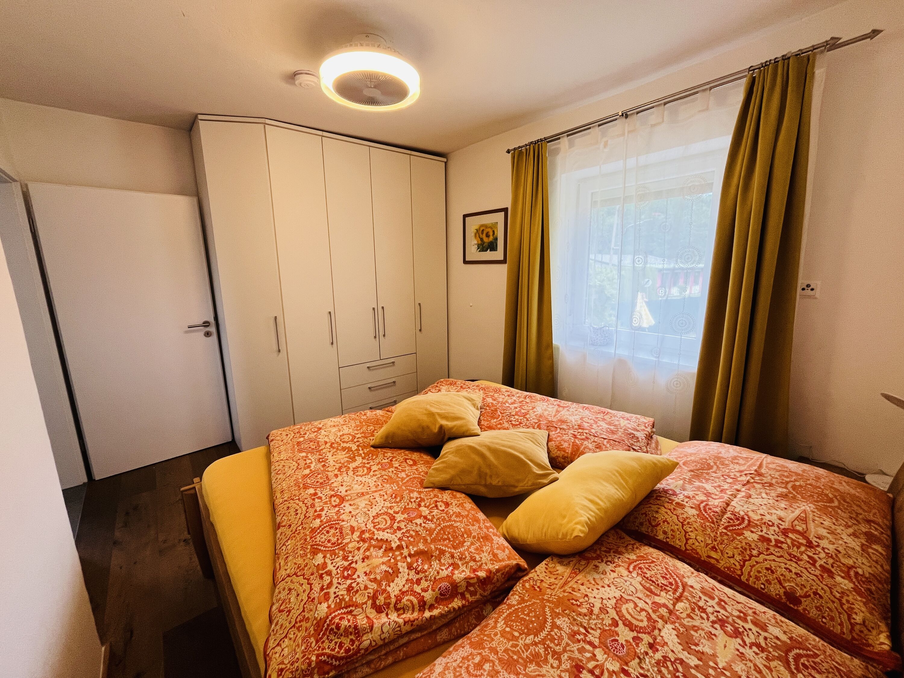 Schlafzimmer mit großem Schrank