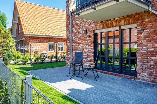 Terrasse mit eingezäuntem Garten