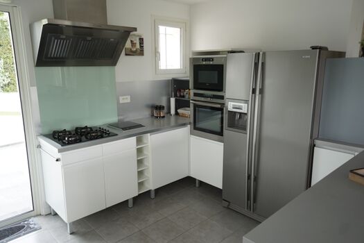 Küche mit Ausgang zur überdachten Terrasse