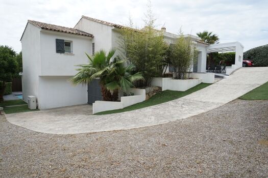 Rückseite mit Einfahrtsbereich