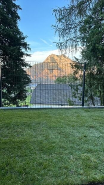 Eigener umzäunter Bereich Garten/Terrasse mit Whirlpool, Griller und Seeblick (Ausblick vom Whirlpool auf Traunstein) 