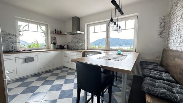 Moderne Küche mit Seeblick. 