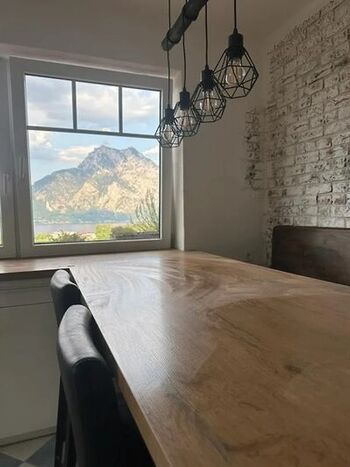 Esstisch in Küche mit Ausblick auf Traunsee und Traunstein.