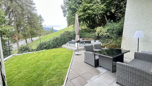 Terrasse mit Blick zum Whirlpool 