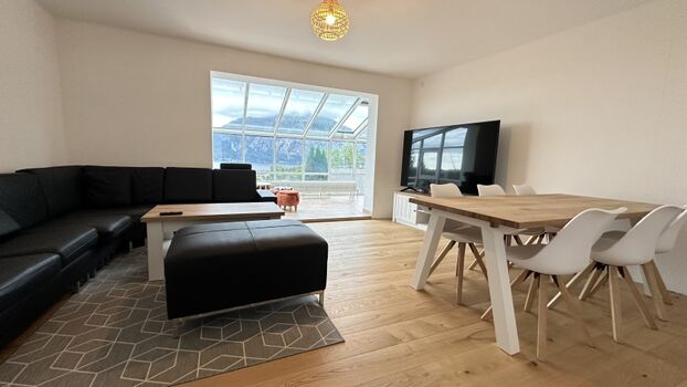 Ledercouch im Wohnzimmer und Wintergarten mit Panorama Seeblick. 