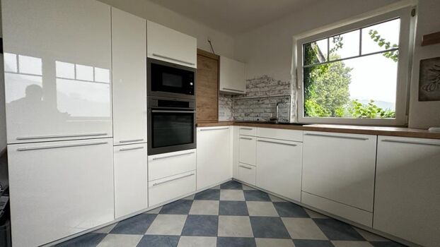 Moderne Küche mit Seeblick. 