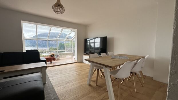 Wohnzimmer mit 75“ TV