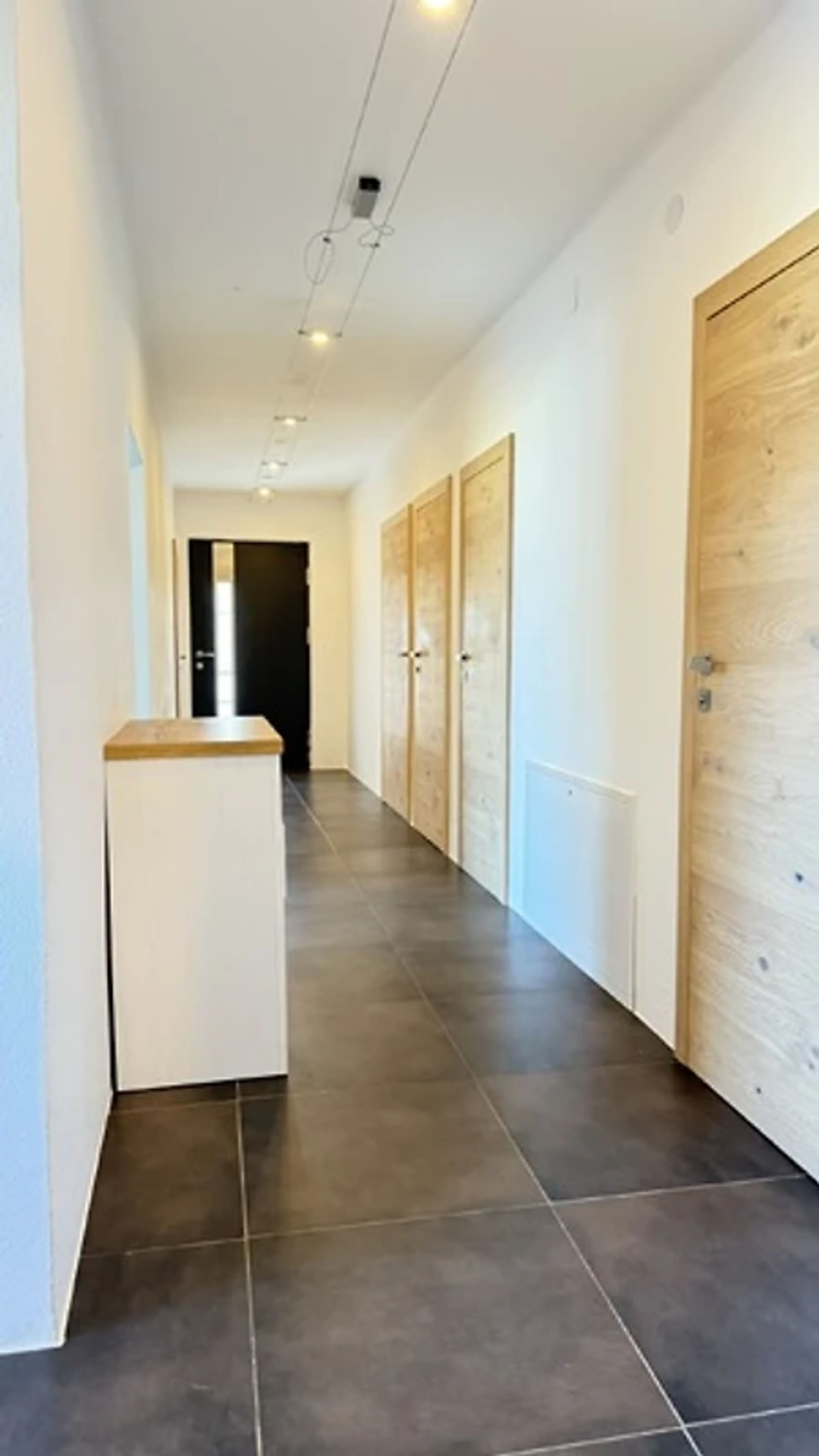 Eingangsbereich - Links Küche Wohnzimmer Schlafz. 3. Rechts Schlafz 2, 2x Bad, 1x Toilette, Schlafz 1 - Ausgang Garten.
