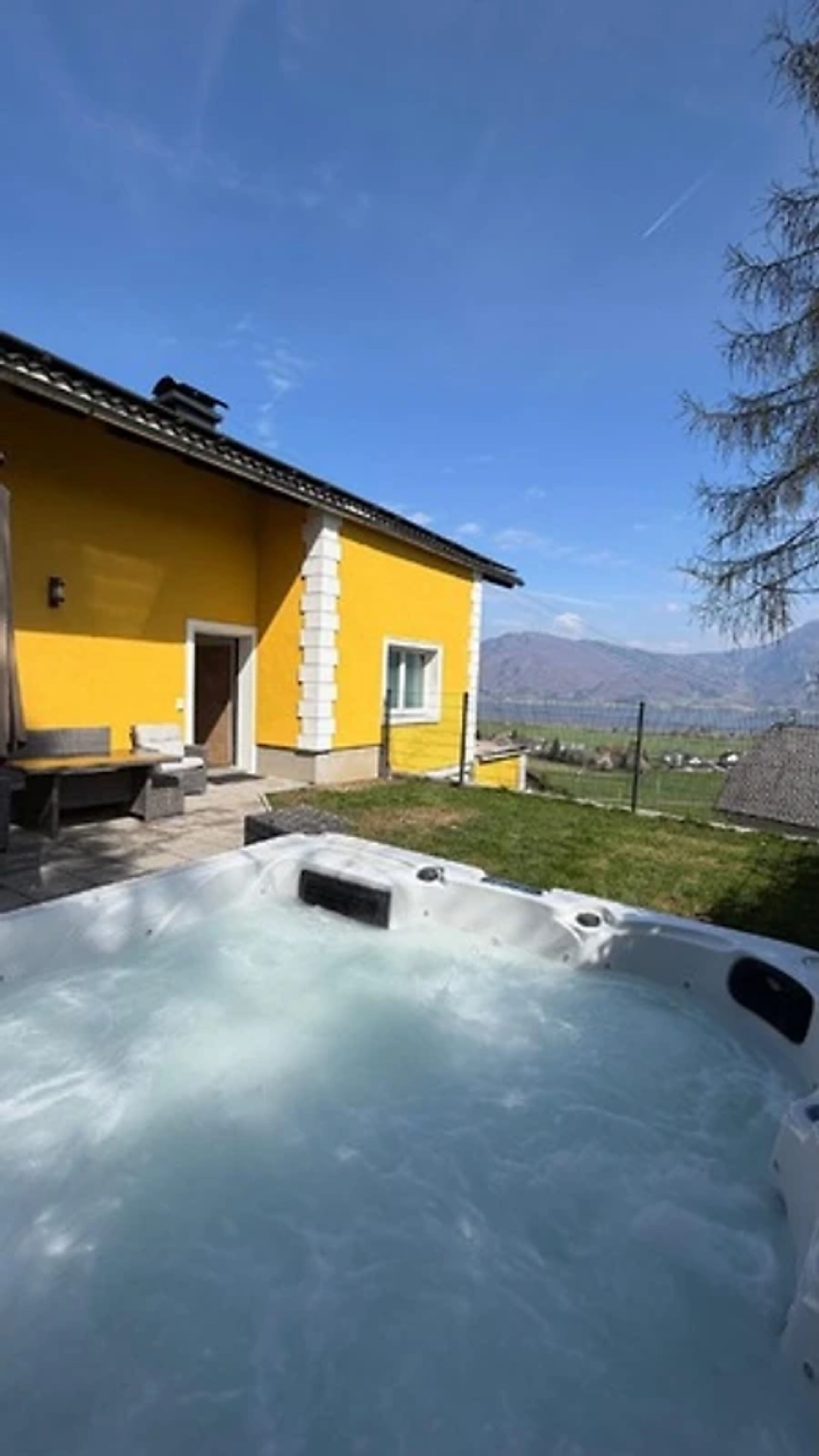 Ferienwohnung Bergliebe: Eigener beheizter Whirlpool mit Seeblick und Bergblick.