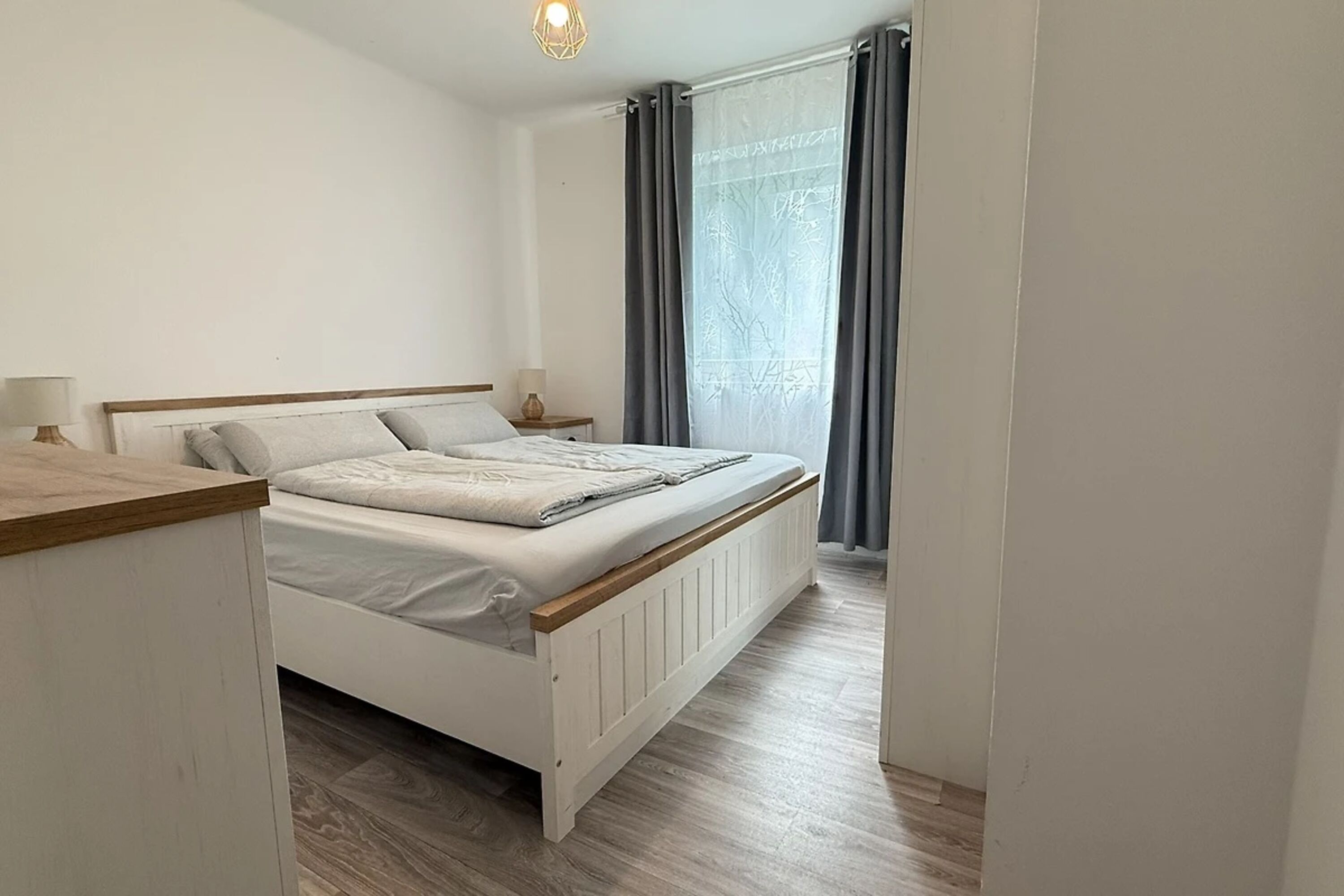 Schlafzimmer 1 - Doppelbett, Kommode und Kleiderkasten. Fenster auf Rückseite des Hauses Richtung Hang.