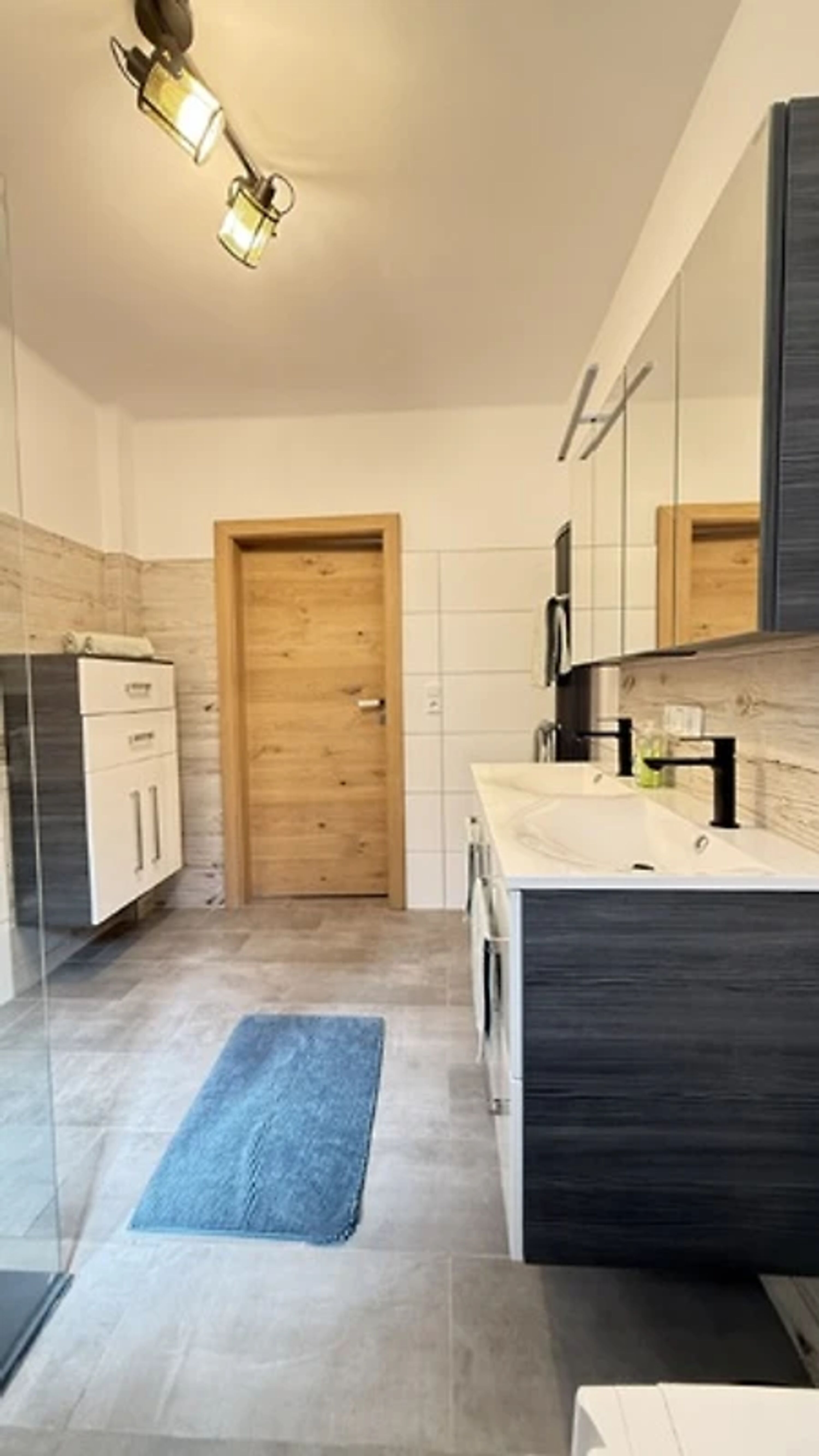 Badezimmer 1: Blick Richtung Türe Gang.
