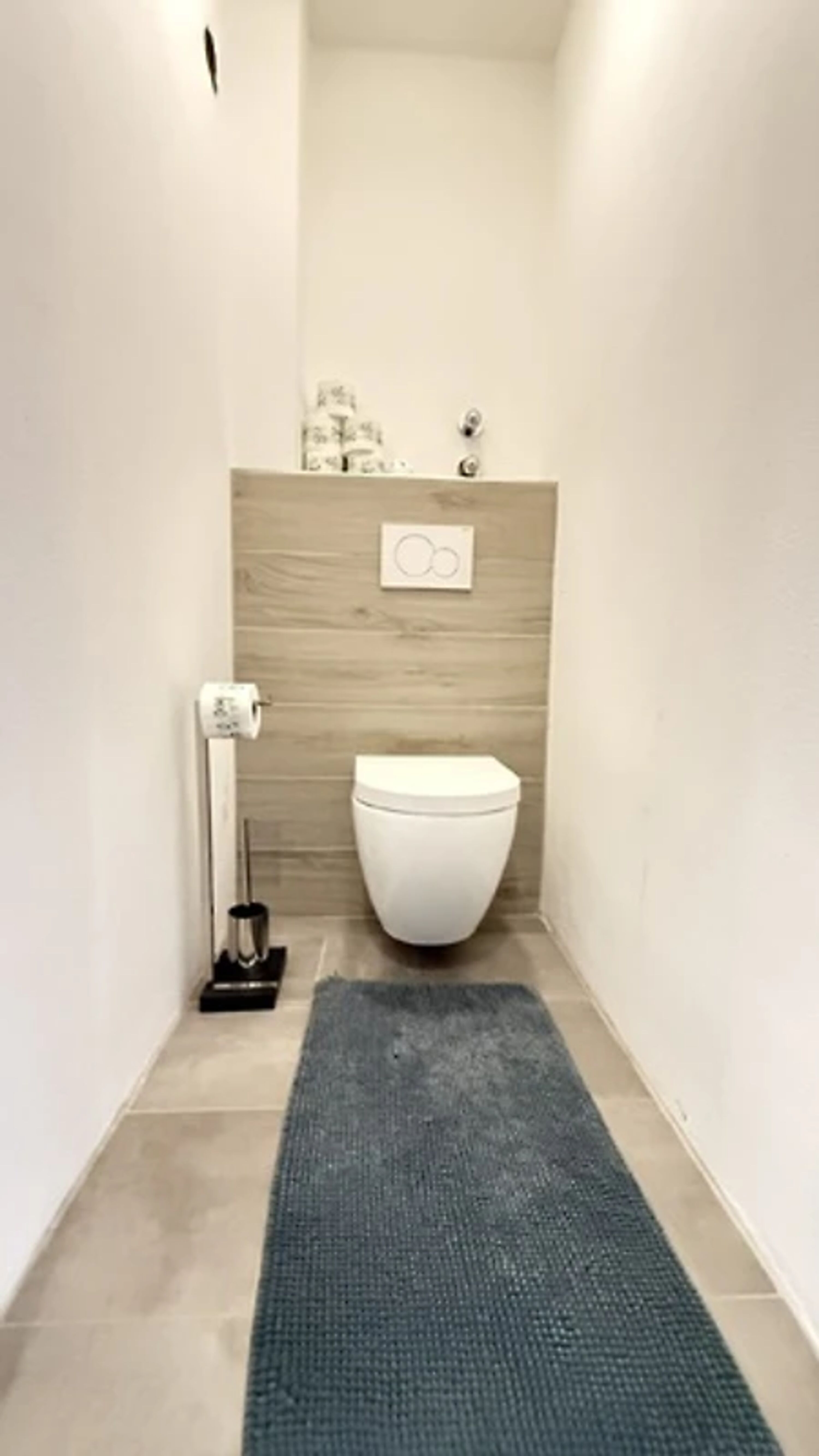 Badezimmer 1 + extra Toilette standardmäßig (2. Bad zubuchbar oder bei mehr Personen inklusive).