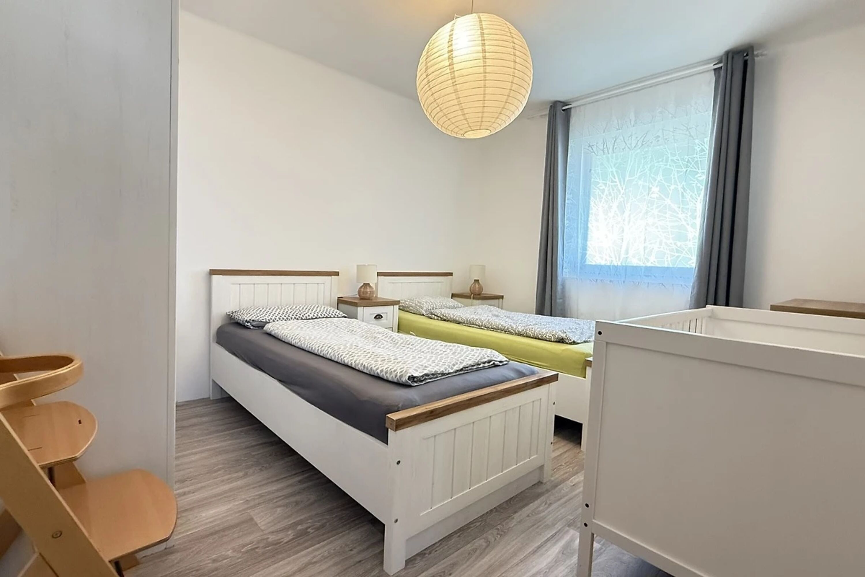 Schlafzimmer 2. Entweder 2x Einzelbetten oder mit Topper Doppelbett, Kleiderkasten, Kommode und Gitterbett.