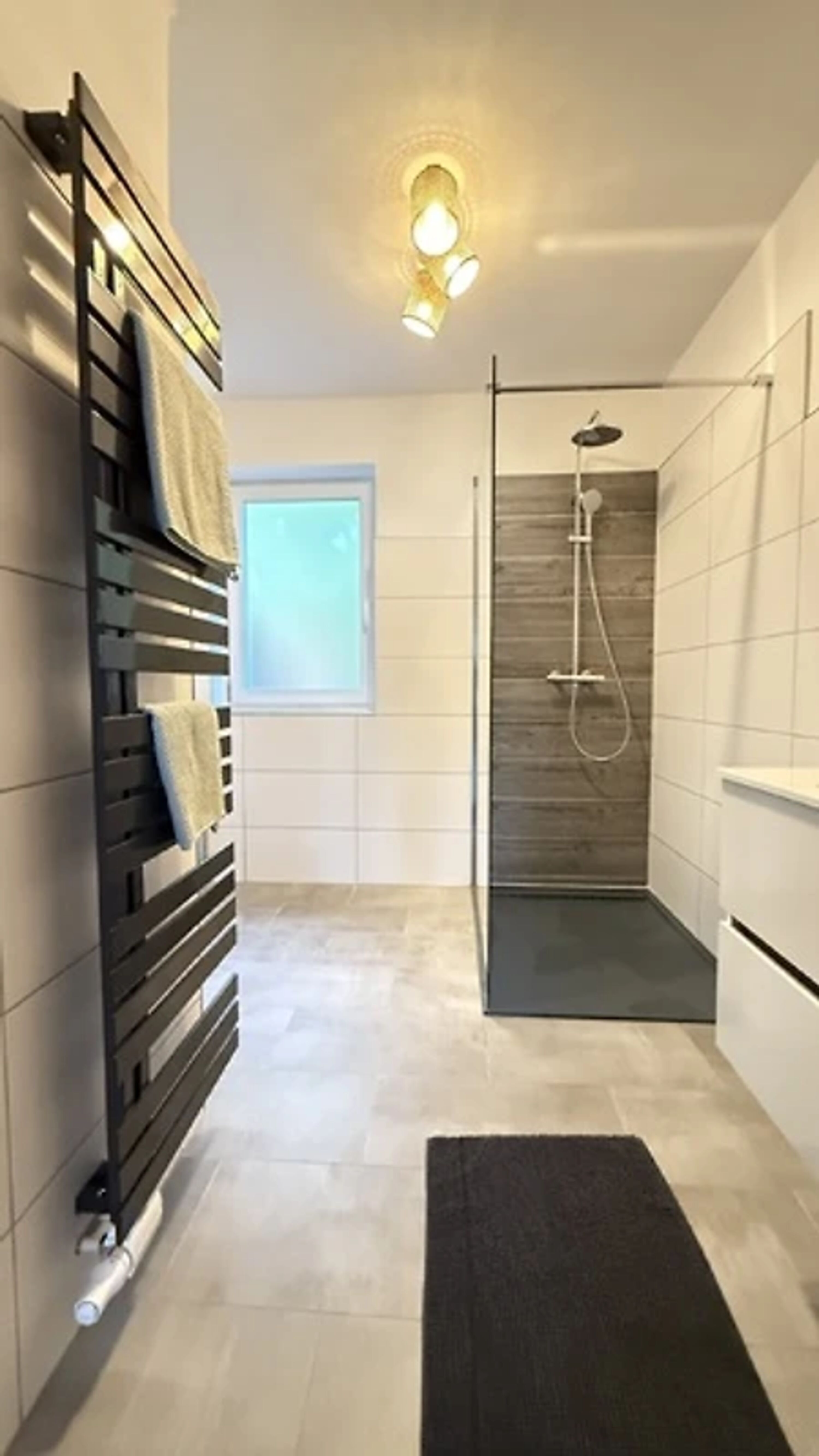 Badezimmer 2: Dusche, Waschbecken, Handtuch Trockner und Toilette. Bad 2 extra zubuchbar oder mehr Personen inklusive!