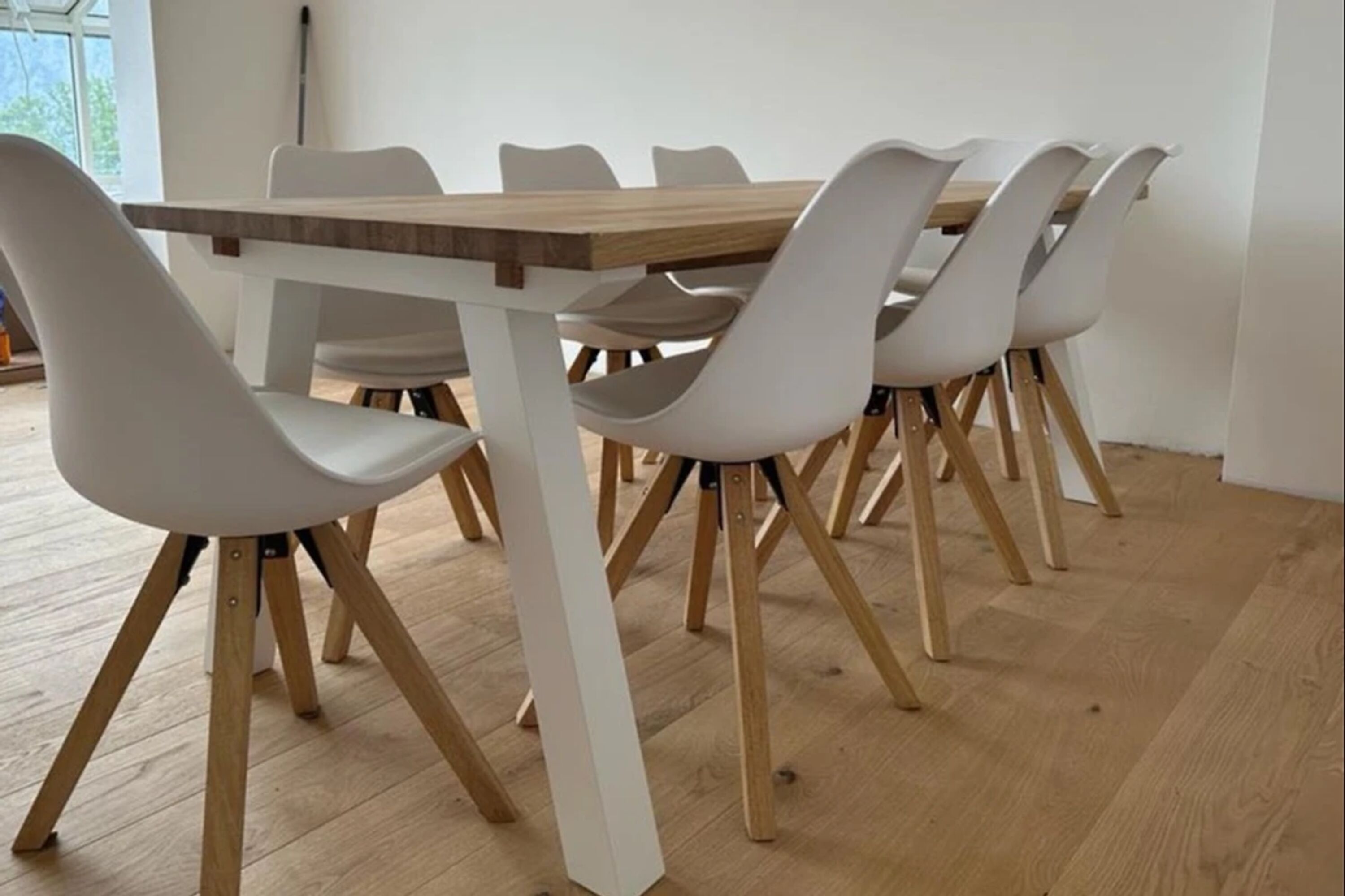 Wohnzimmer mit großem Esstisch.