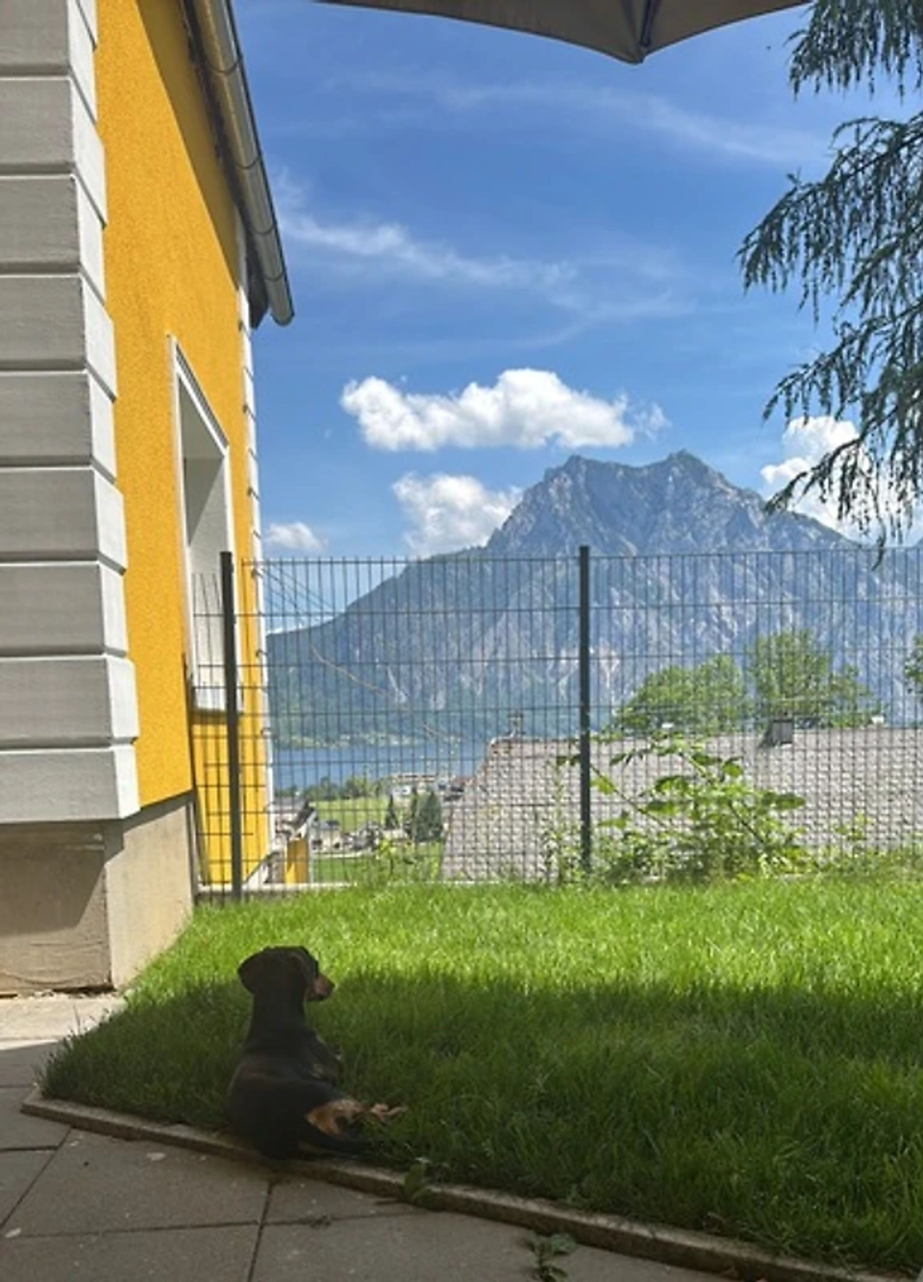 Ferienwohnung Bergliebe - umzäunter Garten mit Whirlpool, Griller, Gartenmöbeln und Seeblick.
