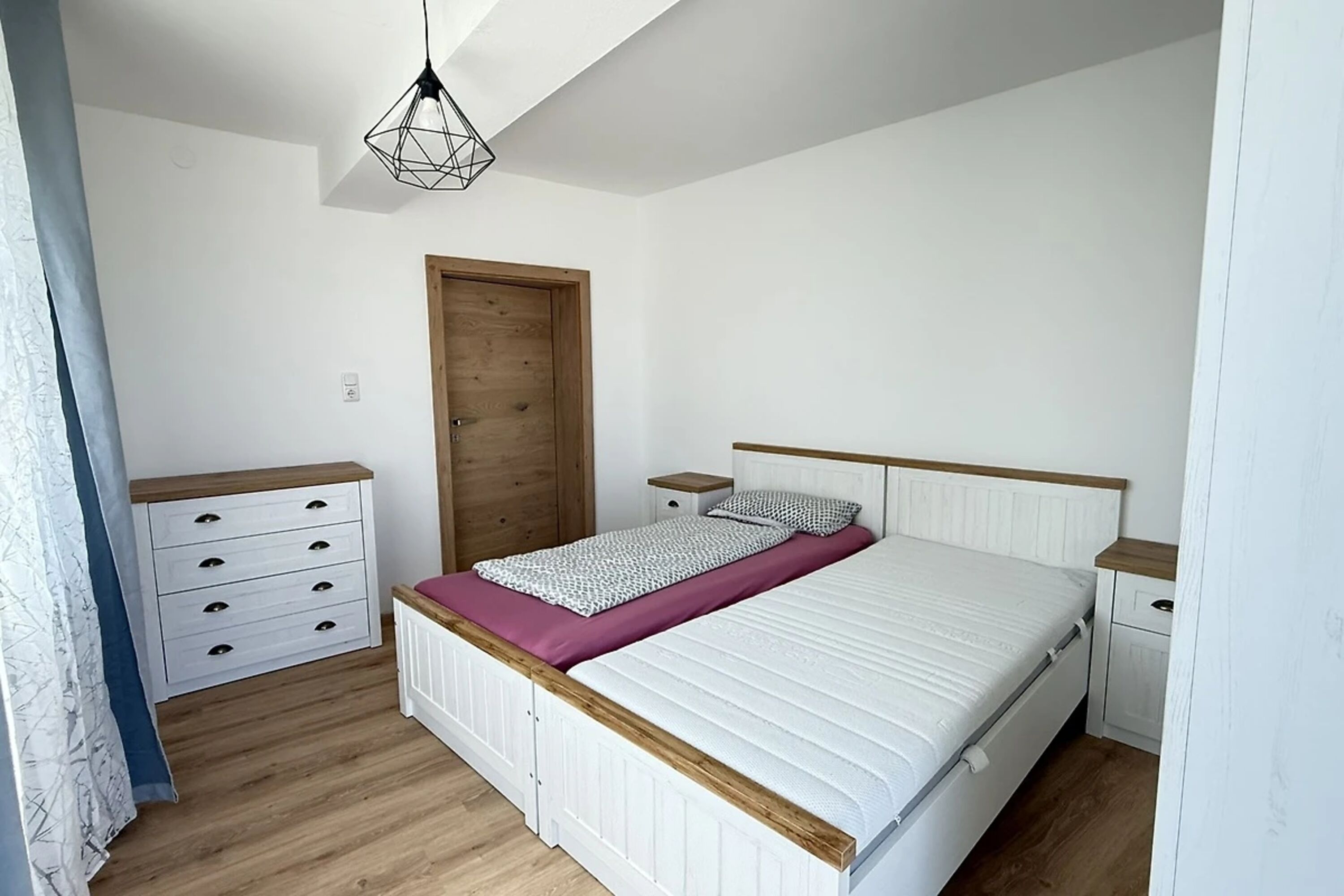 Schlafzimmer 3: 2x Einzelbett oder mit Topper zum Doppelbett. Kommode und Kleiderschrank.