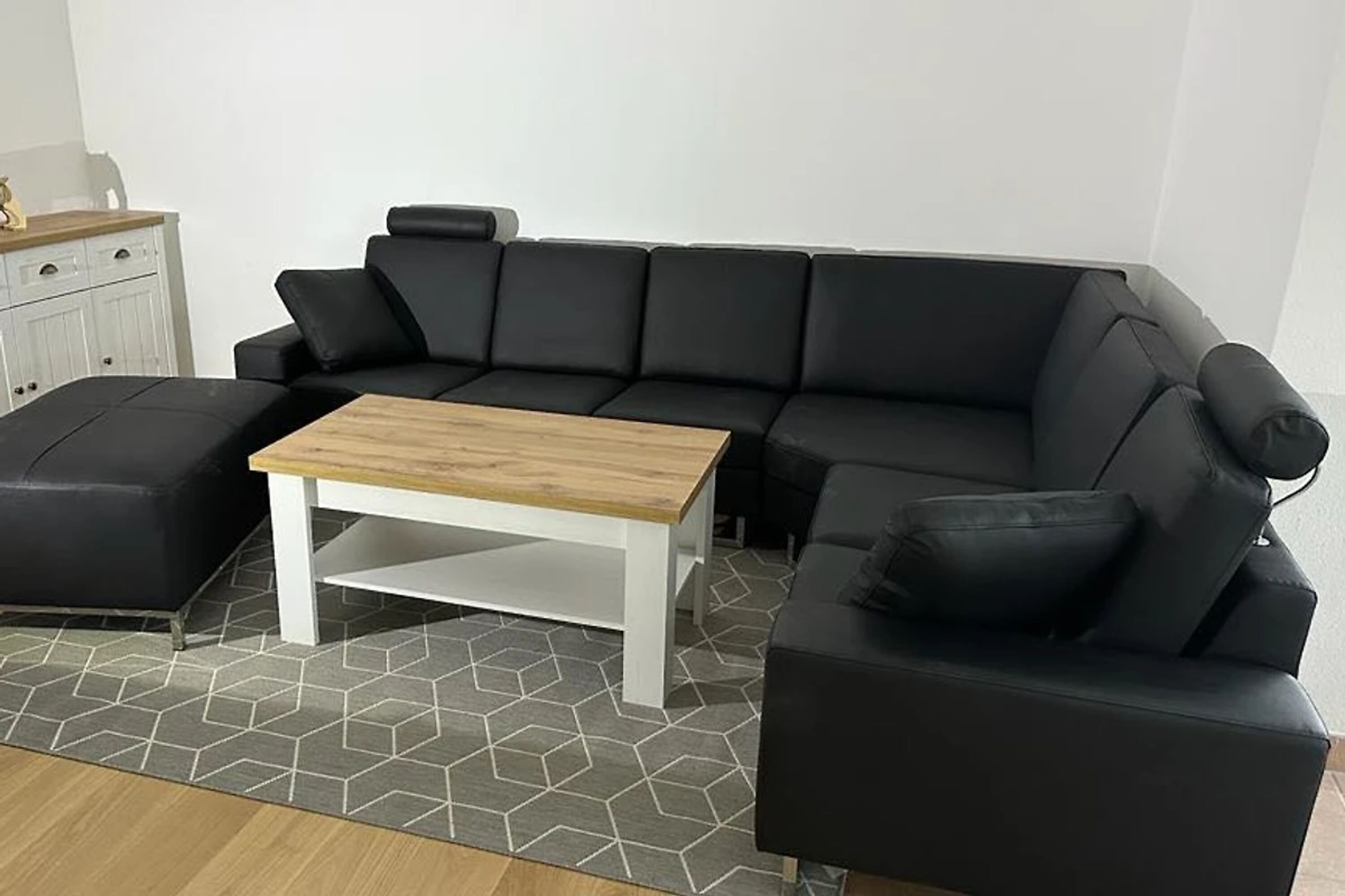 Wohnzimmer mit großer Ledercouch.
