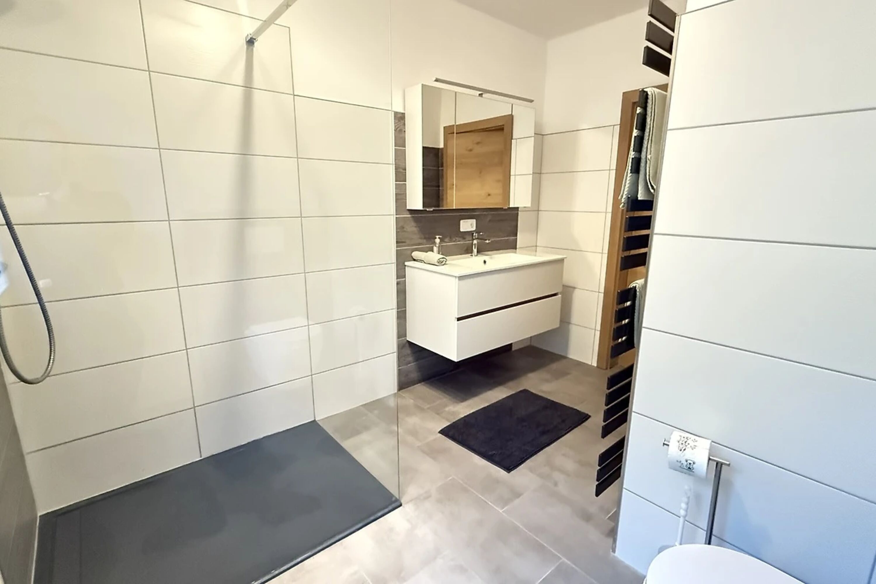 Badezimmer 2: Dusche, Waschbecken, Handtuch Trockner und Toilette. Bad 2 extra zubuchbar oder mehr Personen inklusive!
