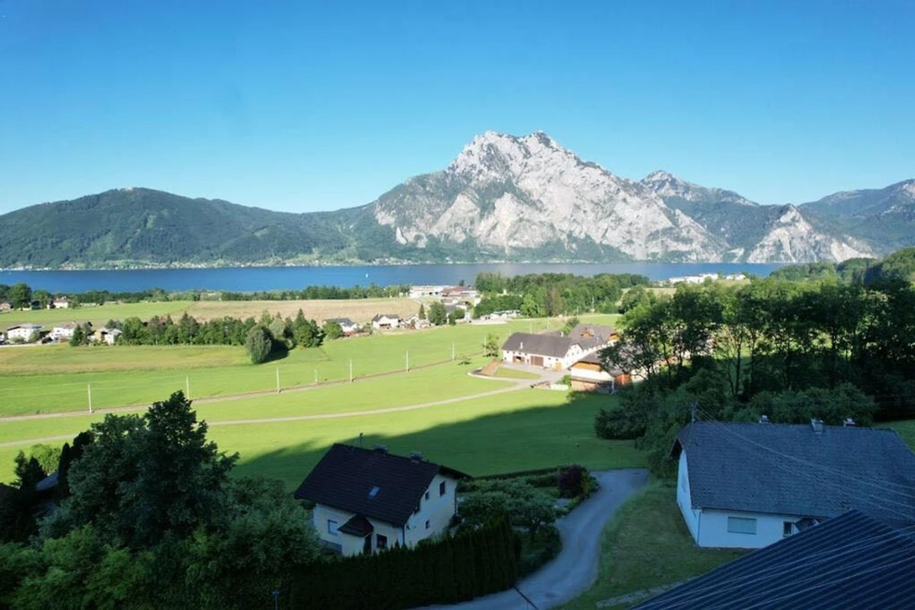 Ferienwohnung Bergliebe - Panorama Seeblick und Bergblick auf Traunsee und Traunstein.