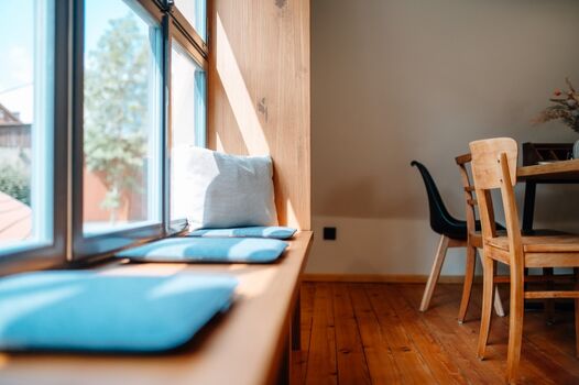 Sitzbereich am Panoramafenster.