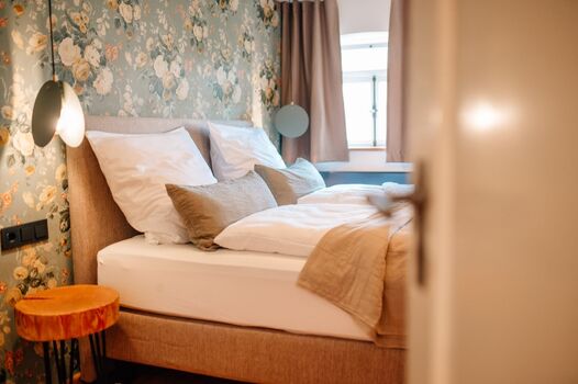 King Size Bett (180x200) im grünen Schlafzimmer.