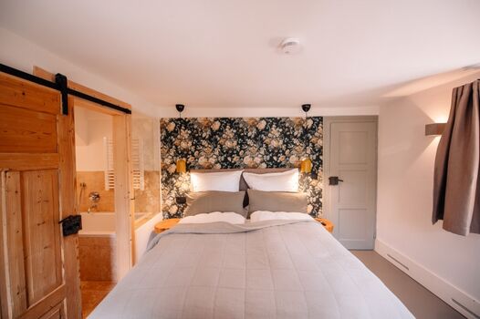 Queen-Size Bett (160x200)der Marke TRECA Paris.