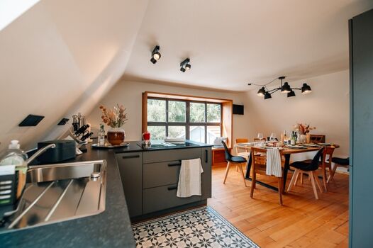 Große Wohnküche mit Panoramafenster. 