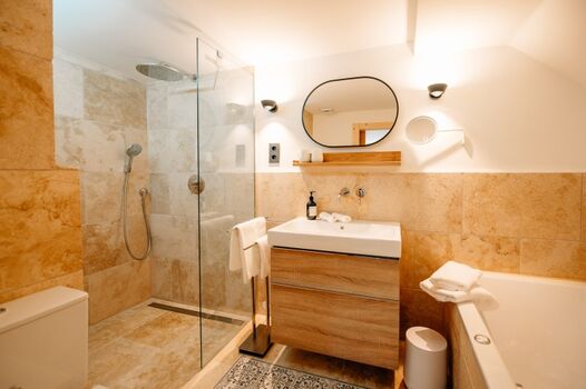 Bad mit Whirlpool-Wanne vom kl. Schafzimmer Erdgeschoss,