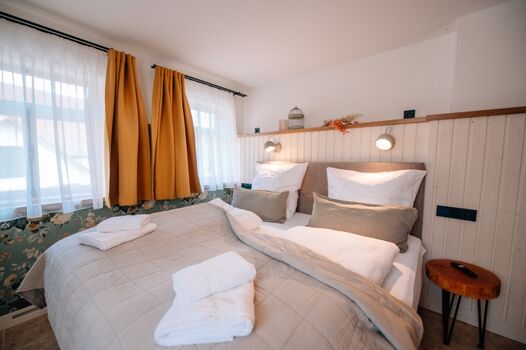 Großes "weisses" Schlafzimmer im Erdgeschoss.