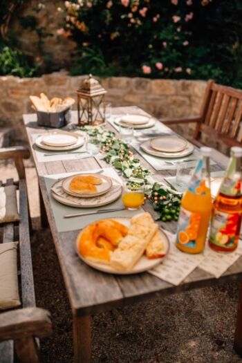 Hier läßt es sich aushalten. Essen im Innenhof.
