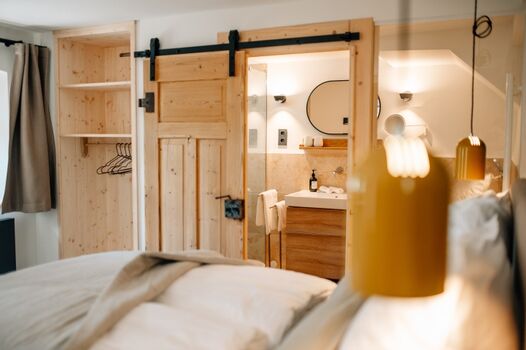 Kleines Schlafzimmer im Erdgeschoss mit Blick ins Bad en suite.